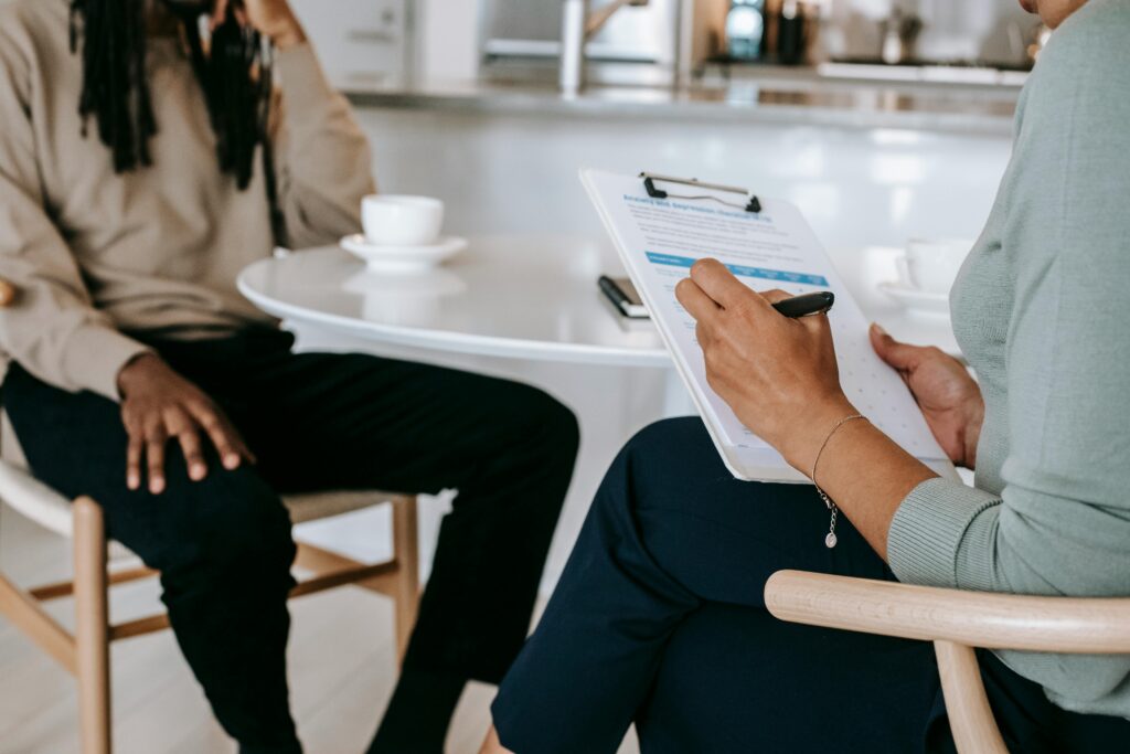 Mindfulness Temelli Terapi (Mindfulness-Based Therapy - MBT), kişinin anda kalmasını sağlayarak duygu ve düşüncelerini yargılamadan kabul etmesini amaçlayan, psikolojik sağlığı güçlendiren bir terapi yaklaşımıdır. Modern psikolojinin önemli bir aracı olarak kabul edilen bu terapi yöntemi, stres, anksiyete ve depresyon gibi sorunlarla başa çıkmada oldukça etkilidir. Mindfulness temelli terapi, bireylerin içsel dünyalarını yargılamadan gözlemlemelerini sağlayarak yaşam kalitelerini yükseltir.